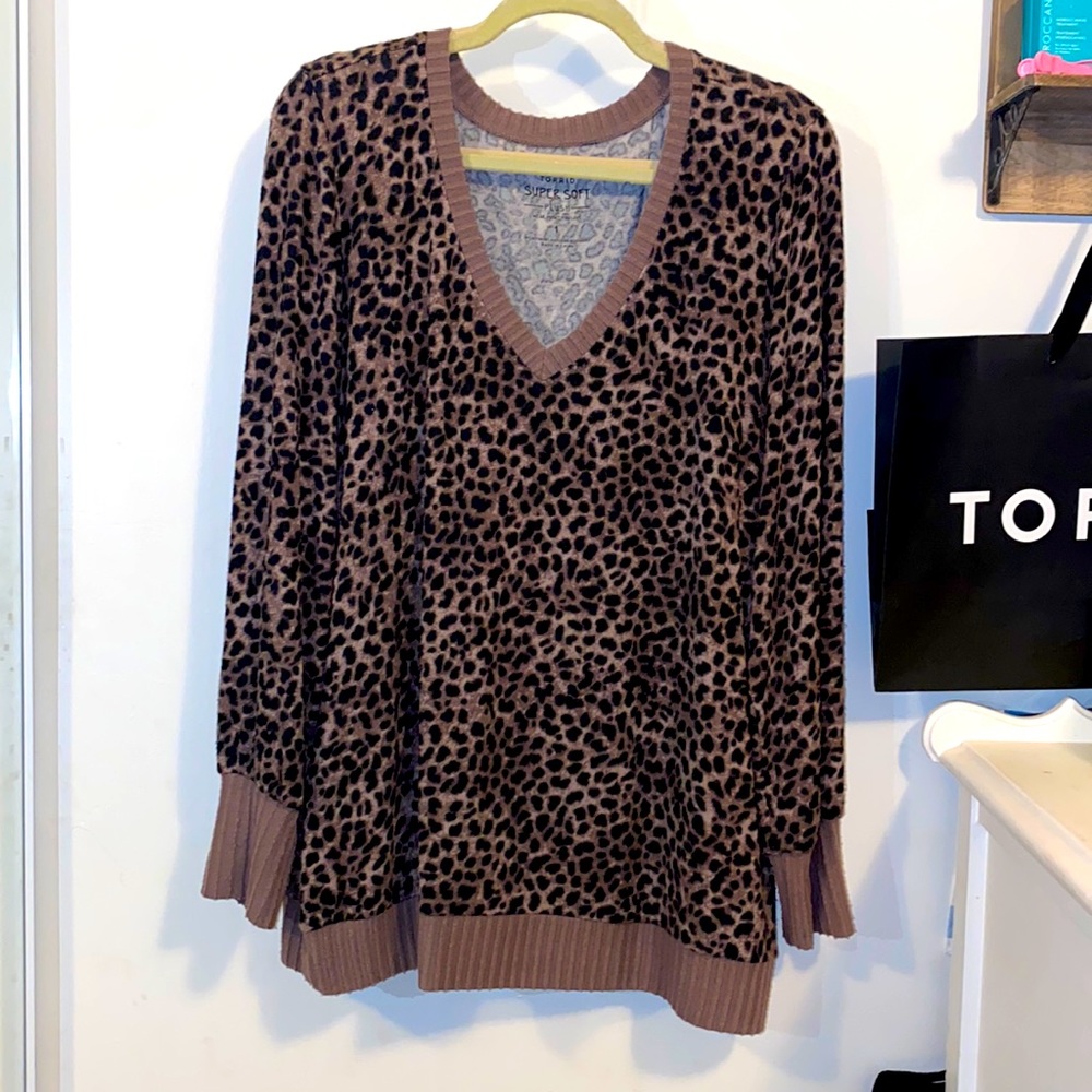 SUPER SOFT PLUSH HACCI LEOPARD TOP TORRID SZ 1 v neck sweater top shirt